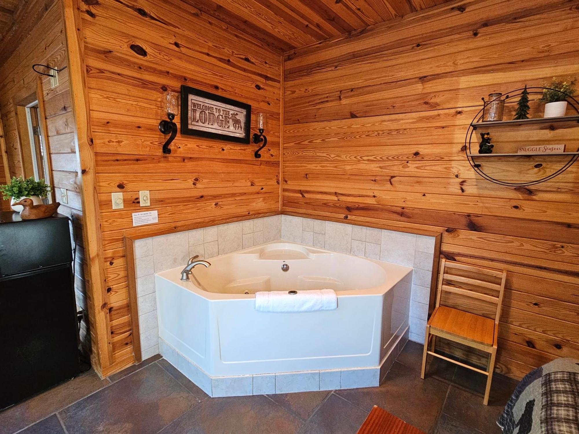 2 Min To Beaver Lakeking Bedfirepitjetted Tub