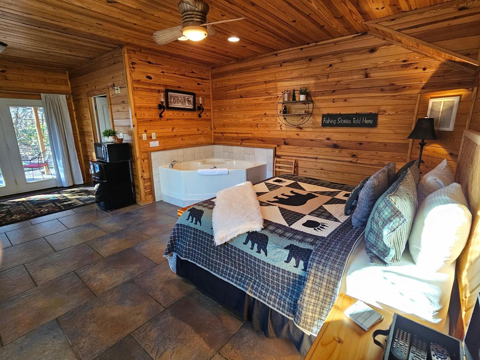 2 Min To Beaver Lakeking Bedfirepitjetted Tub Apartment *