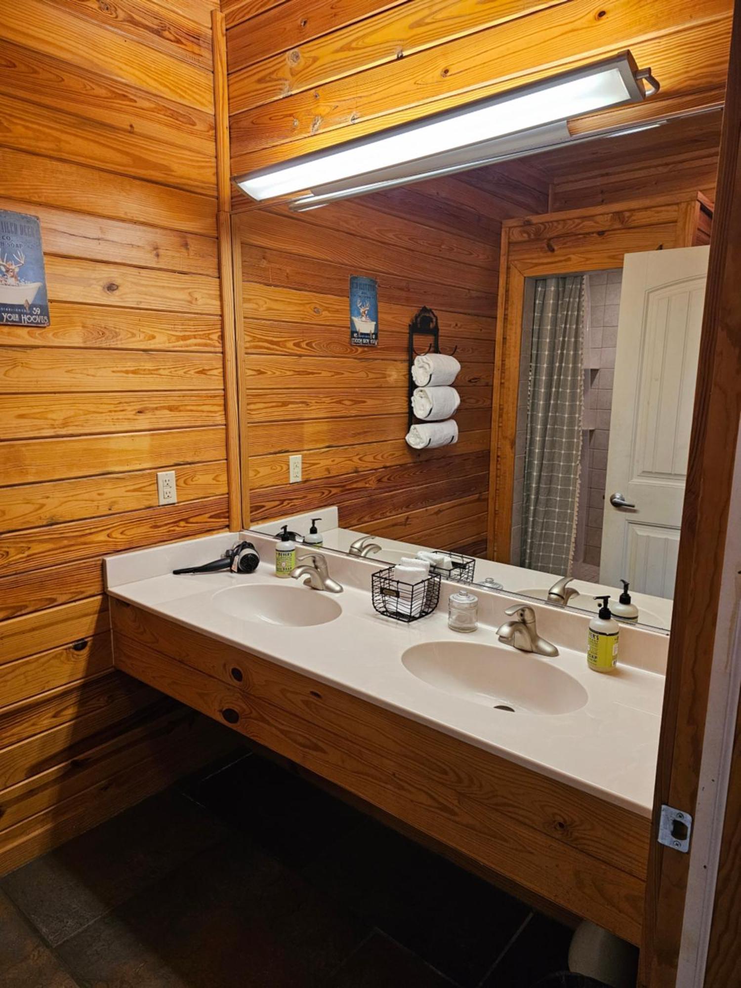 2 Min To Beaver Lakeking Bedfirepitjetted Tub Apartment Eureka Springs