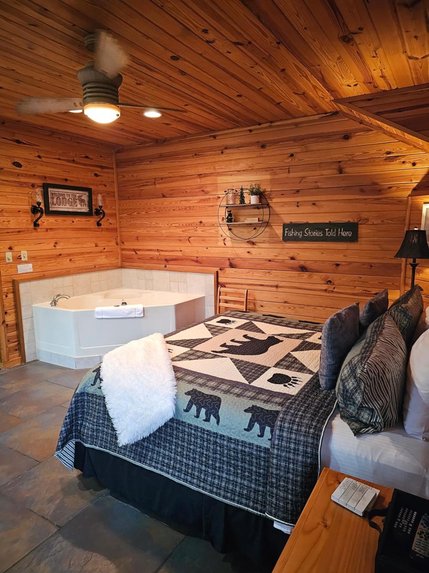 2 Min To Beaver Lakeking Bedfirepitjetted Tub *