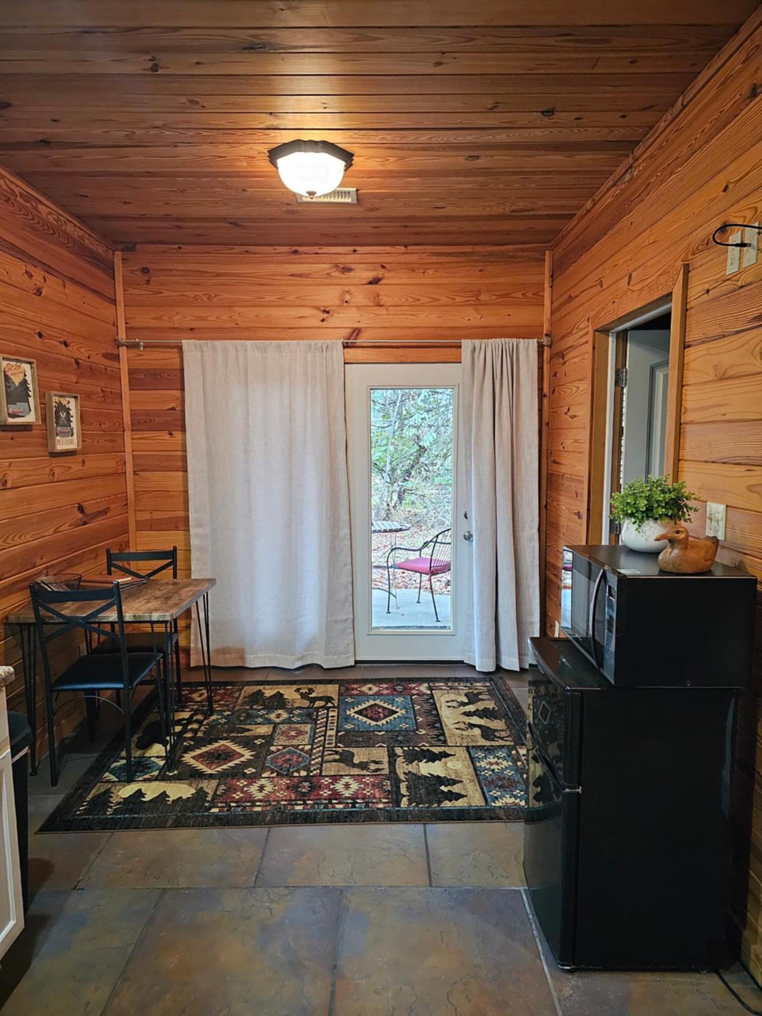 2 Min To Beaver Lakeking Bedfirepitjetted Tub * Eureka Springs