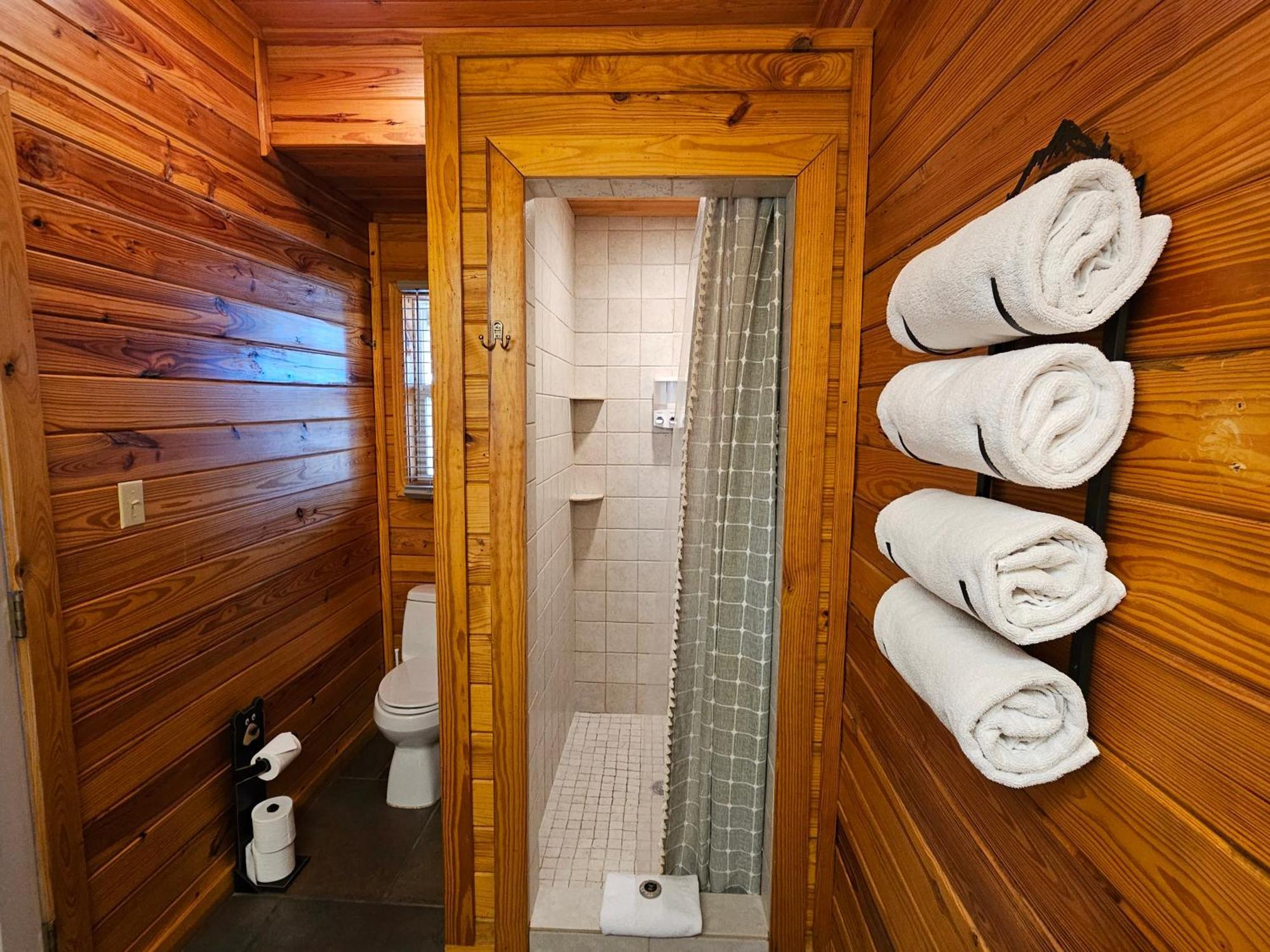 2 Min To Beaver Lakeking Bedfirepitjetted Tub Apartment *