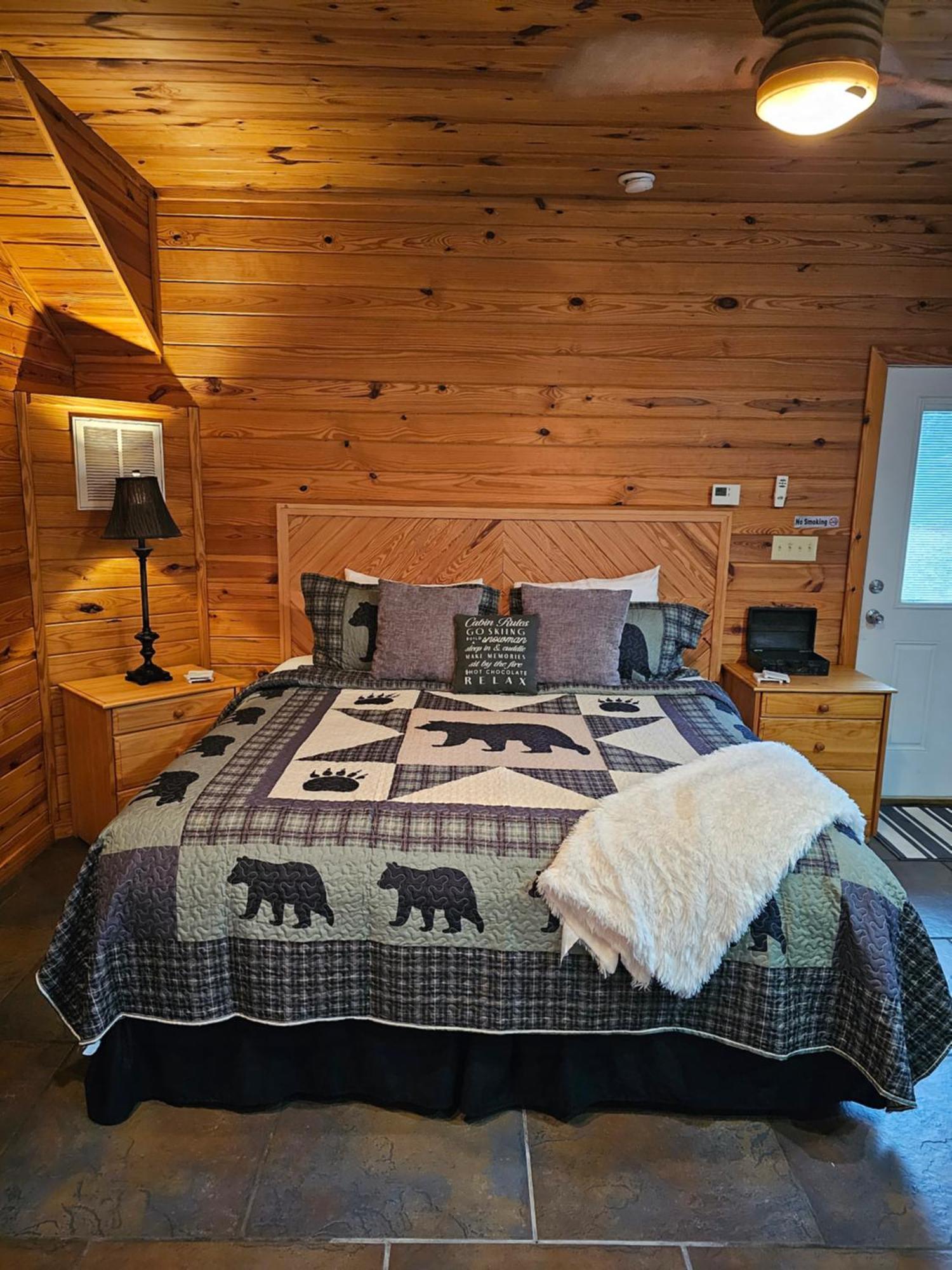 2 Min To Beaver Lakeking Bedfirepitjetted Tub Apartment